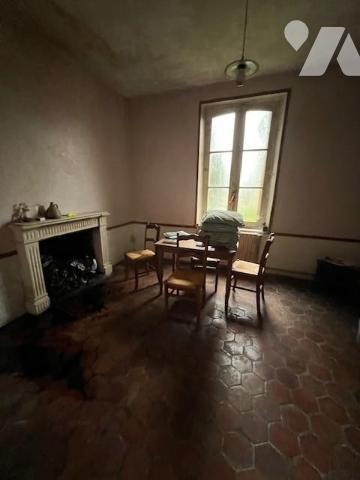 ENTRE ORBEC ET BERNAY MAISON DE MAITRE DANS UN BEL ENVIRONNEMENT A RENOVER