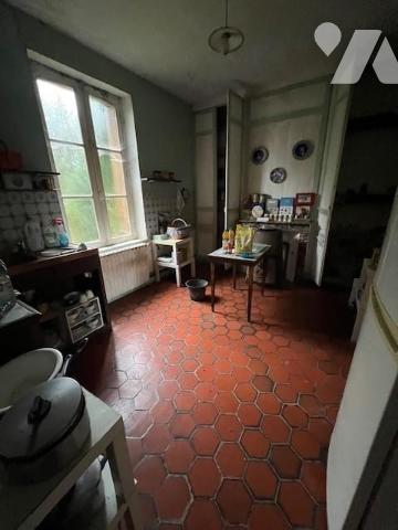 ENTRE ORBEC ET BERNAY MAISON DE MAITRE DANS UN BEL ENVIRONNEMENT A RENOVER