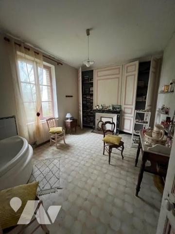 ENTRE ORBEC ET BERNAY MAISON DE MAITRE DANS UN BEL ENVIRONNEMENT A RENOVER