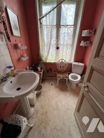 ENTRE ORBEC ET BERNAY MAISON DE MAITRE DANS UN BEL ENVIRONNEMENT A RENOVER