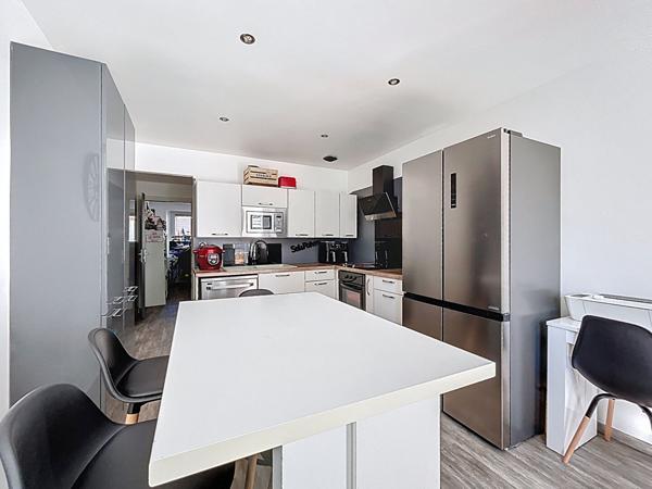 Maison avec 3 appartements distincts de 206m² habitable au total au coeur du village - Mouxy