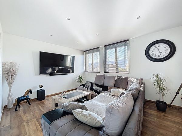 Maison avec 3 appartements distincts de 206m² habitable au total au coeur du village - Mouxy