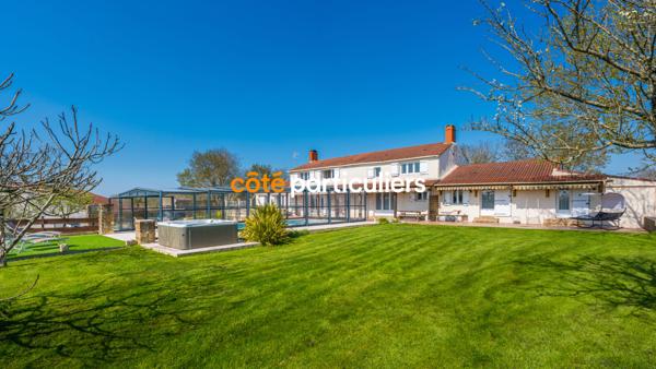 Vente Maison240 m² - 11 Pièces - SAINT CYR EN TALMONDAIS (85540)