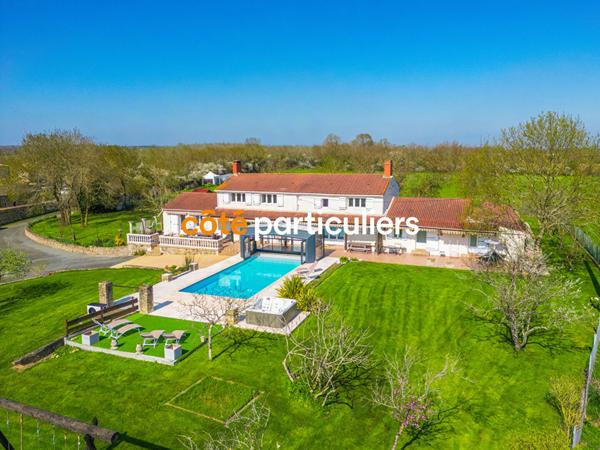 Vente Maison240 m² - 11 Pièces - SAINT CYR EN TALMONDAIS (85540)