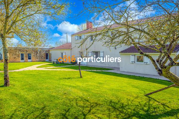 Vente Maison240 m² - 11 Pièces - SAINT CYR EN TALMONDAIS (85540)