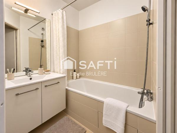 BEL APPARTEMENT F2 REFAIT A NEUF DANS RESIDENCE SECURISEE AVEC ASCENSEUR