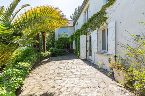 Maison avec son grand parc paysagé