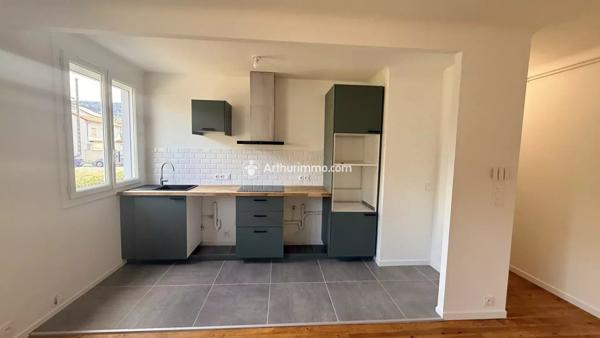 Vente                                                      Appartement
                        
                     3 pièces                      63 m2                     à Millau