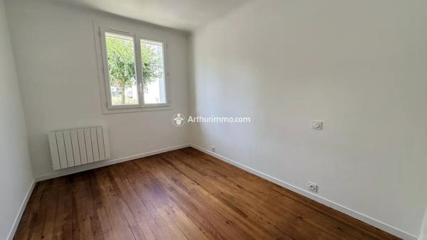 Vente                                                      Appartement
                        
                     3 pièces                      63 m2                     à Millau