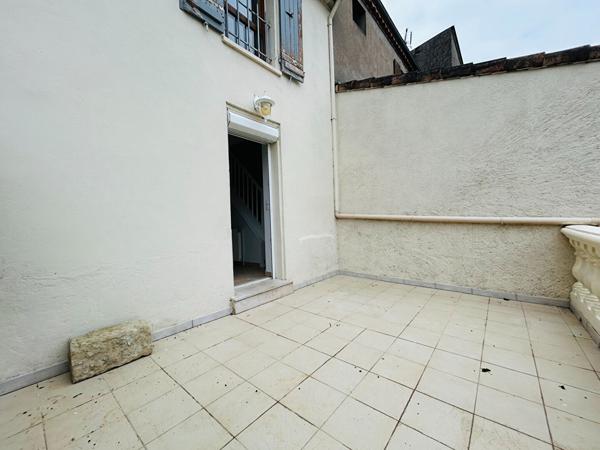 47300 VILLENEUVE SUR LOT À Villeneuve-sur-Lot Maison de ville avec cour et terrasse.