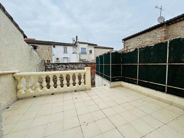 47300 VILLENEUVE SUR LOT À Villeneuve-sur-Lot Maison de ville avec cour et terrasse.