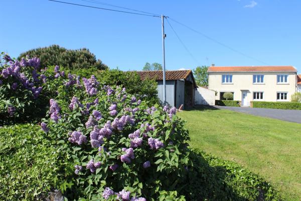 Longère à vendre avec dépendance sur un terrain de 4256m², 5 pièces VEZINS (49)