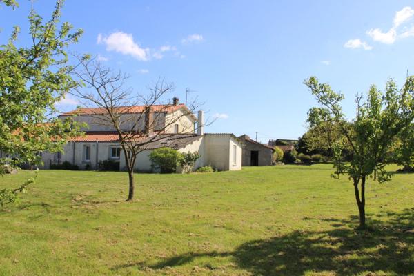 Longère à vendre avec dépendance sur un terrain de 4256m², 5 pièces VEZINS (49)