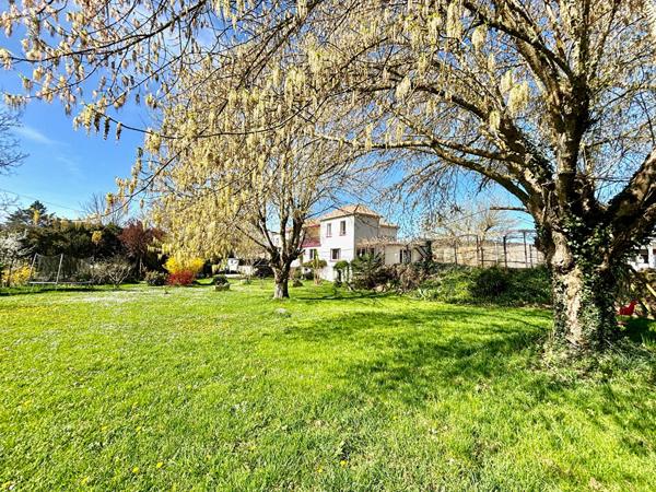 Fonds de commerce Montcuq En Quercy Blanc 4 pièce(s) 208 m2 Montcuq en quercy blanc