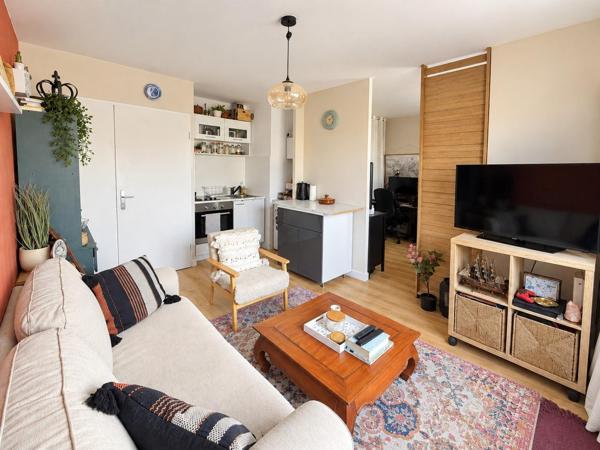2 pièces rénové, balcon et parking