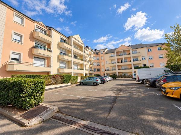 2 pièces rénové, balcon et parking