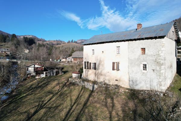 Entremont-le-Vieux (73670) Propriété avec belle bâtisse de 205 m2 à rénover - 1600 m2 terrain - 30mn de Chambéry - Entremont le Vieux 73
