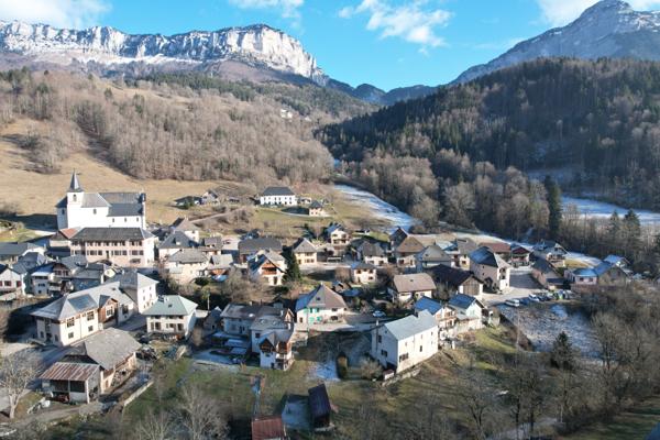 Entremont-le-Vieux (73670) Propriété avec belle bâtisse de 205 m2 à rénover - 1600 m2 terrain - 30mn de Chambéry - Entremont le Vieux 73