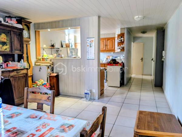 Maison de village proche de Casteljaloux,  divisée en deux logements indépendants, offrant un potentiel intéressant pour investisseur ou projet de rénovation.

🔹 Premier logement (restauré et actuellement loué)
Ce logement rénové comprend 3 pièces :

une pièce de vie,

une cuisine équipée,

une chambre au rez de chaussée et une à l'étage.

une salle d’eau,

un WC indépendant au rez-de-chaussée et un second WC à l’étage.

Équipements :

chauffage électrique

volets roulants

Le logement est actuellement loué, permettant un revenu locatif immédiat.

🔹 Second logement
Le second logement est à restaurer entièrement.
Un début de travaux a été réalisé et les matériaux déjà achetés seront laissés pour la vente, permettant de poursuivre la rénovation.

 Informations complémentaires :

Pas de jardin

Pas de garage

Maison divisée en deux habitations

 Idéal pour investisseur ou projet locatif avec potentiel d’aménagement.