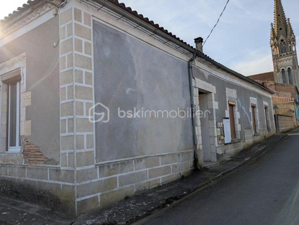 Maison de village proche de Casteljaloux,  divisée en deux logements indépendants, offrant un potentiel intéressant pour investisseur ou projet de rénovation.

🔹 Premier logement (restauré et actuellement loué)
Ce logement rénové comprend 3 pièces :

une pièce de vie,

une cuisine équipée,

une chambre au rez de chaussée et une à l'étage.

une salle d’eau,

un WC indépendant au rez-de-chaussée et un second WC à l’étage.

Équipements :

chauffage électrique

volets roulants

Le logement est actuellement loué, permettant un revenu locatif immédiat.

🔹 Second logement
Le second logement est à restaurer entièrement.
Un début de travaux a été réalisé et les matériaux déjà achetés seront laissés pour la vente, permettant de poursuivre la rénovation.

 Informations complémentaires :

Pas de jardin

Pas de garage

Maison divisée en deux habitations

 Idéal pour investisseur ou projet locatif avec potentiel d’aménagement.