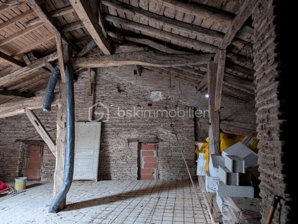 Maison de village proche de Casteljaloux,  divisée en deux logements indépendants, offrant un potentiel intéressant pour investisseur ou projet de rénovation.

🔹 Premier logement (restauré et actuellement loué)
Ce logement rénové comprend 3 pièces :

une pièce de vie,

une cuisine équipée,

une chambre au rez de chaussée et une à l'étage.

une salle d’eau,

un WC indépendant au rez-de-chaussée et un second WC à l’étage.

Équipements :

chauffage électrique

volets roulants

Le logement est actuellement loué, permettant un revenu locatif immédiat.

🔹 Second logement
Le second logement est à restaurer entièrement.
Un début de travaux a été réalisé et les matériaux déjà achetés seront laissés pour la vente, permettant de poursuivre la rénovation.

 Informations complémentaires :

Pas de jardin

Pas de garage

Maison divisée en deux habitations

 Idéal pour investisseur ou projet locatif avec potentiel d’aménagement.