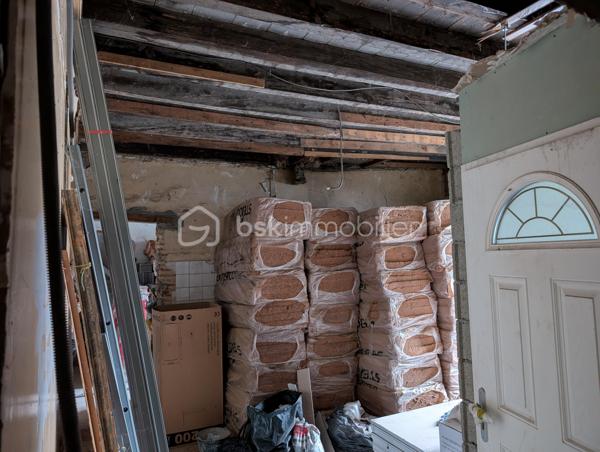 Maison de village proche de Casteljaloux,  divisée en deux logements indépendants, offrant un potentiel intéressant pour investisseur ou projet de rénovation.

🔹 Premier logement (restauré et actuellement loué)
Ce logement rénové comprend 3 pièces :

une pièce de vie,

une cuisine équipée,

une chambre au rez de chaussée et une à l'étage.

une salle d’eau,

un WC indépendant au rez-de-chaussée et un second WC à l’étage.

Équipements :

chauffage électrique

volets roulants

Le logement est actuellement loué, permettant un revenu locatif immédiat.

🔹 Second logement
Le second logement est à restaurer entièrement.
Un début de travaux a été réalisé et les matériaux déjà achetés seront laissés pour la vente, permettant de poursuivre la rénovation.

 Informations complémentaires :

Pas de jardin

Pas de garage

Maison divisée en deux habitations

 Idéal pour investisseur ou projet locatif avec potentiel d’aménagement.