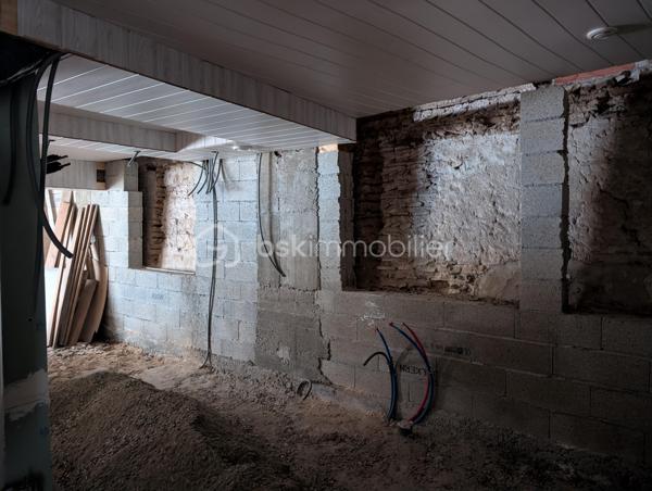 Maison de village proche de Casteljaloux,  divisée en deux logements indépendants, offrant un potentiel intéressant pour investisseur ou projet de rénovation.

🔹 Premier logement (restauré et actuellement loué)
Ce logement rénové comprend 3 pièces :

une pièce de vie,

une cuisine équipée,

une chambre au rez de chaussée et une à l'étage.

une salle d’eau,

un WC indépendant au rez-de-chaussée et un second WC à l’étage.

Équipements :

chauffage électrique

volets roulants

Le logement est actuellement loué, permettant un revenu locatif immédiat.

🔹 Second logement
Le second logement est à restaurer entièrement.
Un début de travaux a été réalisé et les matériaux déjà achetés seront laissés pour la vente, permettant de poursuivre la rénovation.

 Informations complémentaires :

Pas de jardin

Pas de garage

Maison divisée en deux habitations

 Idéal pour investisseur ou projet locatif avec potentiel d’aménagement.