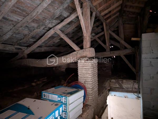 Maison de village proche de Casteljaloux,  divisée en deux logements indépendants, offrant un potentiel intéressant pour investisseur ou projet de rénovation.

🔹 Premier logement (restauré et actuellement loué)
Ce logement rénové comprend 3 pièces :

une pièce de vie,

une cuisine équipée,

une chambre au rez de chaussée et une à l'étage.

une salle d’eau,

un WC indépendant au rez-de-chaussée et un second WC à l’étage.

Équipements :

chauffage électrique

volets roulants

Le logement est actuellement loué, permettant un revenu locatif immédiat.

🔹 Second logement
Le second logement est à restaurer entièrement.
Un début de travaux a été réalisé et les matériaux déjà achetés seront laissés pour la vente, permettant de poursuivre la rénovation.

 Informations complémentaires :

Pas de jardin

Pas de garage

Maison divisée en deux habitations

 Idéal pour investisseur ou projet locatif avec potentiel d’aménagement.