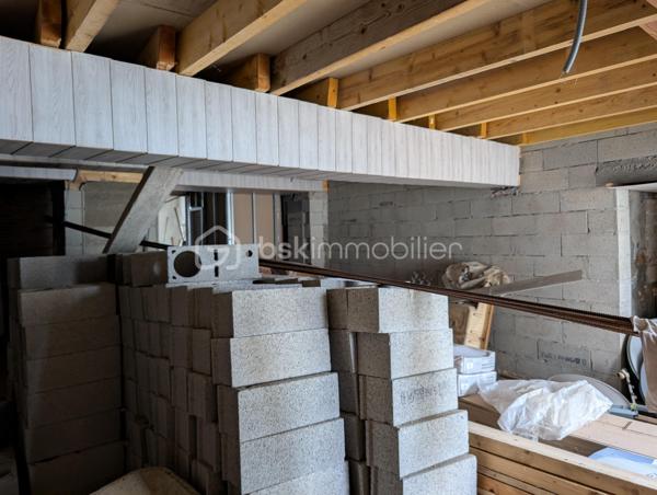 Maison de village proche de Casteljaloux,  divisée en deux logements indépendants, offrant un potentiel intéressant pour investisseur ou projet de rénovation.

🔹 Premier logement (restauré et actuellement loué)
Ce logement rénové comprend 3 pièces :

une pièce de vie,

une cuisine équipée,

une chambre au rez de chaussée et une à l'étage.

une salle d’eau,

un WC indépendant au rez-de-chaussée et un second WC à l’étage.

Équipements :

chauffage électrique

volets roulants

Le logement est actuellement loué, permettant un revenu locatif immédiat.

🔹 Second logement
Le second logement est à restaurer entièrement.
Un début de travaux a été réalisé et les matériaux déjà achetés seront laissés pour la vente, permettant de poursuivre la rénovation.

 Informations complémentaires :

Pas de jardin

Pas de garage

Maison divisée en deux habitations

 Idéal pour investisseur ou projet locatif avec potentiel d’aménagement.