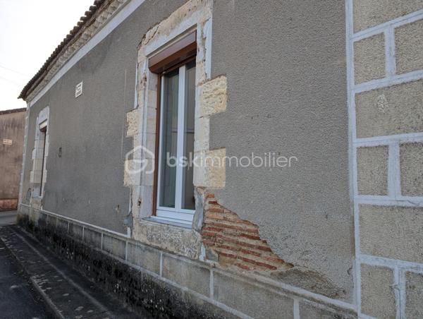 Maison de village proche de Casteljaloux,  divisée en deux logements indépendants, offrant un potentiel intéressant pour investisseur ou projet de rénovation.

🔹 Premier logement (restauré et actuellement loué)
Ce logement rénové comprend 3 pièces :

une pièce de vie,

une cuisine équipée,

une chambre au rez de chaussée et une à l'étage.

une salle d’eau,

un WC indépendant au rez-de-chaussée et un second WC à l’étage.

Équipements :

chauffage électrique

volets roulants

Le logement est actuellement loué, permettant un revenu locatif immédiat.

🔹 Second logement
Le second logement est à restaurer entièrement.
Un début de travaux a été réalisé et les matériaux déjà achetés seront laissés pour la vente, permettant de poursuivre la rénovation.

 Informations complémentaires :

Pas de jardin

Pas de garage

Maison divisée en deux habitations

 Idéal pour investisseur ou projet locatif avec potentiel d’aménagement.