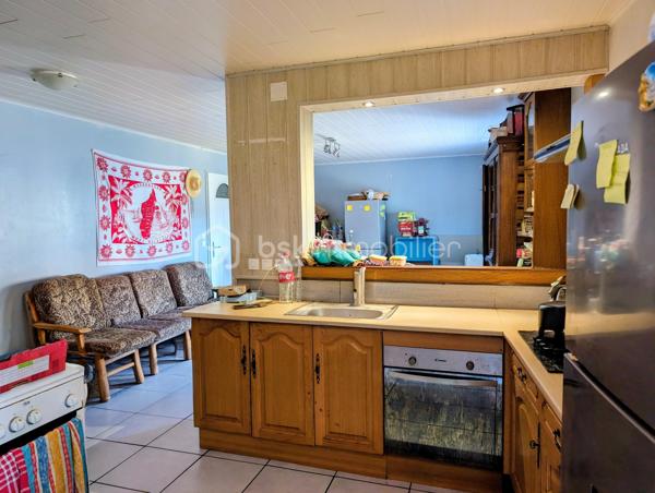 Maison de village proche de Casteljaloux,  divisée en deux logements indépendants, offrant un potentiel intéressant pour investisseur ou projet de rénovation.

🔹 Premier logement (restauré et actuellement loué)
Ce logement rénové comprend 3 pièces :

une pièce de vie,

une cuisine équipée,

une chambre au rez de chaussée et une à l'étage.

une salle d’eau,

un WC indépendant au rez-de-chaussée et un second WC à l’étage.

Équipements :

chauffage électrique

volets roulants

Le logement est actuellement loué, permettant un revenu locatif immédiat.

🔹 Second logement
Le second logement est à restaurer entièrement.
Un début de travaux a été réalisé et les matériaux déjà achetés seront laissés pour la vente, permettant de poursuivre la rénovation.

 Informations complémentaires :

Pas de jardin

Pas de garage

Maison divisée en deux habitations

 Idéal pour investisseur ou projet locatif avec potentiel d’aménagement.