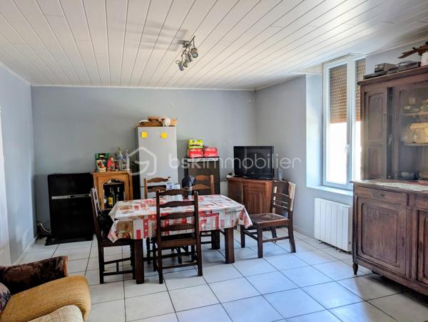Maison de village proche de Casteljaloux,  divisée en deux logements indépendants, offrant un potentiel intéressant pour investisseur ou projet de rénovation.

🔹 Premier logement (restauré et actuellement loué)
Ce logement rénové comprend 3 pièces :

une pièce de vie,

une cuisine équipée,

une chambre au rez de chaussée et une à l'étage.

une salle d’eau,

un WC indépendant au rez-de-chaussée et un second WC à l’étage.

Équipements :

chauffage électrique

volets roulants

Le logement est actuellement loué, permettant un revenu locatif immédiat.

🔹 Second logement
Le second logement est à restaurer entièrement.
Un début de travaux a été réalisé et les matériaux déjà achetés seront laissés pour la vente, permettant de poursuivre la rénovation.

 Informations complémentaires :

Pas de jardin

Pas de garage

Maison divisée en deux habitations

 Idéal pour investisseur ou projet locatif avec potentiel d’aménagement.