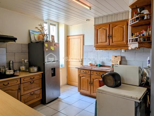 Maison de village proche de Casteljaloux,  divisée en deux logements indépendants, offrant un potentiel intéressant pour investisseur ou projet de rénovation.

🔹 Premier logement (restauré et actuellement loué)
Ce logement rénové comprend 3 pièces :

une pièce de vie,

une cuisine équipée,

une chambre au rez de chaussée et une à l'étage.

une salle d’eau,

un WC indépendant au rez-de-chaussée et un second WC à l’étage.

Équipements :

chauffage électrique

volets roulants

Le logement est actuellement loué, permettant un revenu locatif immédiat.

🔹 Second logement
Le second logement est à restaurer entièrement.
Un début de travaux a été réalisé et les matériaux déjà achetés seront laissés pour la vente, permettant de poursuivre la rénovation.

 Informations complémentaires :

Pas de jardin

Pas de garage

Maison divisée en deux habitations

 Idéal pour investisseur ou projet locatif avec potentiel d’aménagement.
