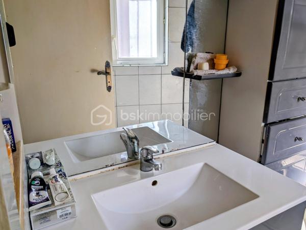 Maison de village proche de Casteljaloux,  divisée en deux logements indépendants, offrant un potentiel intéressant pour investisseur ou projet de rénovation.

🔹 Premier logement (restauré et actuellement loué)
Ce logement rénové comprend 3 pièces :

une pièce de vie,

une cuisine équipée,

une chambre au rez de chaussée et une à l'étage.

une salle d’eau,

un WC indépendant au rez-de-chaussée et un second WC à l’étage.

Équipements :

chauffage électrique

volets roulants

Le logement est actuellement loué, permettant un revenu locatif immédiat.

🔹 Second logement
Le second logement est à restaurer entièrement.
Un début de travaux a été réalisé et les matériaux déjà achetés seront laissés pour la vente, permettant de poursuivre la rénovation.

 Informations complémentaires :

Pas de jardin

Pas de garage

Maison divisée en deux habitations

 Idéal pour investisseur ou projet locatif avec potentiel d’aménagement.