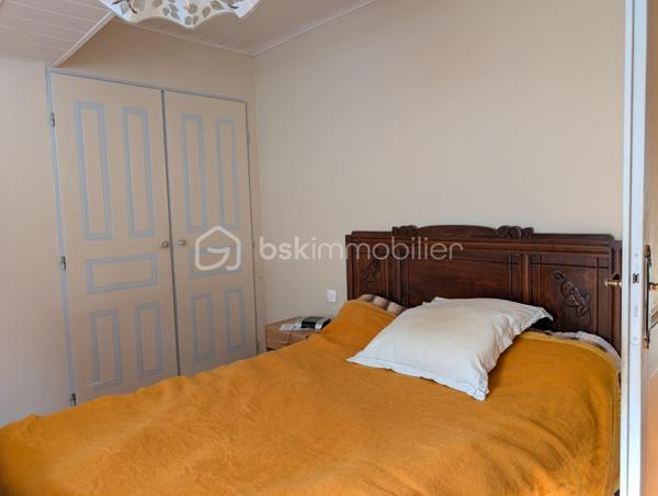 Maison de village proche de Casteljaloux,  divisée en deux logements indépendants, offrant un potentiel intéressant pour investisseur ou projet de rénovation.

🔹 Premier logement (restauré et actuellement loué)
Ce logement rénové comprend 3 pièces :

une pièce de vie,

une cuisine équipée,

une chambre au rez de chaussée et une à l'étage.

une salle d’eau,

un WC indépendant au rez-de-chaussée et un second WC à l’étage.

Équipements :

chauffage électrique

volets roulants

Le logement est actuellement loué, permettant un revenu locatif immédiat.

🔹 Second logement
Le second logement est à restaurer entièrement.
Un début de travaux a été réalisé et les matériaux déjà achetés seront laissés pour la vente, permettant de poursuivre la rénovation.

 Informations complémentaires :

Pas de jardin

Pas de garage

Maison divisée en deux habitations

 Idéal pour investisseur ou projet locatif avec potentiel d’aménagement.