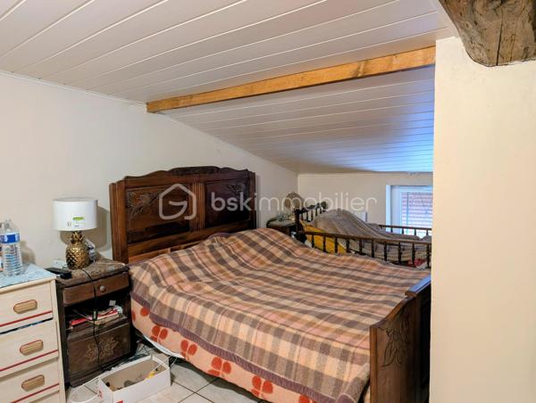 Maison de village proche de Casteljaloux,  divisée en deux logements indépendants, offrant un potentiel intéressant pour investisseur ou projet de rénovation.

🔹 Premier logement (restauré et actuellement loué)
Ce logement rénové comprend 3 pièces :

une pièce de vie,

une cuisine équipée,

une chambre au rez de chaussée et une à l'étage.

une salle d’eau,

un WC indépendant au rez-de-chaussée et un second WC à l’étage.

Équipements :

chauffage électrique

volets roulants

Le logement est actuellement loué, permettant un revenu locatif immédiat.

🔹 Second logement
Le second logement est à restaurer entièrement.
Un début de travaux a été réalisé et les matériaux déjà achetés seront laissés pour la vente, permettant de poursuivre la rénovation.

 Informations complémentaires :

Pas de jardin

Pas de garage

Maison divisée en deux habitations

 Idéal pour investisseur ou projet locatif avec potentiel d’aménagement.