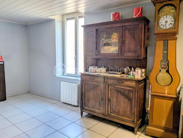 Maison de village proche de Casteljaloux,  divisée en deux logements indépendants, offrant un potentiel intéressant pour investisseur ou projet de rénovation.

🔹 Premier logement (restauré et actuellement loué)
Ce logement rénové comprend 3 pièces :

une pièce de vie,

une cuisine équipée,

une chambre au rez de chaussée et une à l'étage.

une salle d’eau,

un WC indépendant au rez-de-chaussée et un second WC à l’étage.

Équipements :

chauffage électrique

volets roulants

Le logement est actuellement loué, permettant un revenu locatif immédiat.

🔹 Second logement
Le second logement est à restaurer entièrement.
Un début de travaux a été réalisé et les matériaux déjà achetés seront laissés pour la vente, permettant de poursuivre la rénovation.

 Informations complémentaires :

Pas de jardin

Pas de garage

Maison divisée en deux habitations

 Idéal pour investisseur ou projet locatif avec potentiel d’aménagement.