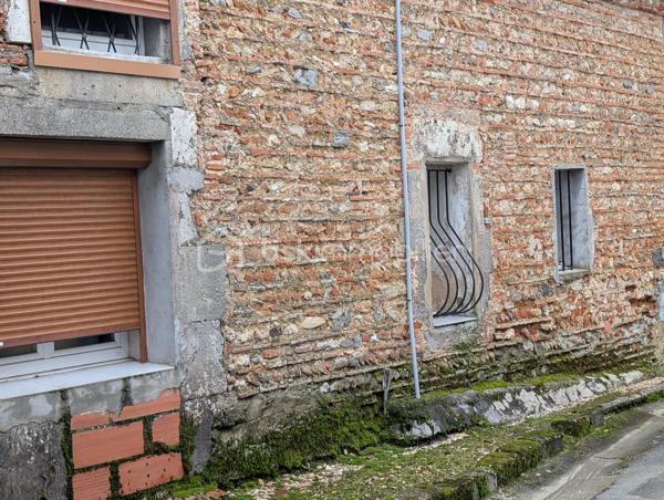 Maison de village proche de Casteljaloux,  divisée en deux logements indépendants, offrant un potentiel intéressant pour investisseur ou projet de rénovation.

🔹 Premier logement (restauré et actuellement loué)
Ce logement rénové comprend 3 pièces :

une pièce de vie,

une cuisine équipée,

une chambre au rez de chaussée et une à l'étage.

une salle d’eau,

un WC indépendant au rez-de-chaussée et un second WC à l’étage.

Équipements :

chauffage électrique

volets roulants

Le logement est actuellement loué, permettant un revenu locatif immédiat.

🔹 Second logement
Le second logement est à restaurer entièrement.
Un début de travaux a été réalisé et les matériaux déjà achetés seront laissés pour la vente, permettant de poursuivre la rénovation.

 Informations complémentaires :

Pas de jardin

Pas de garage

Maison divisée en deux habitations

 Idéal pour investisseur ou projet locatif avec potentiel d’aménagement.