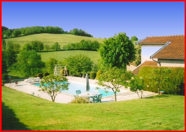 25 min de Montrond Les Bains : Corps de ferme - 230 m² hab - Dépendances - Piscine - 2,8 Ha de terrain !