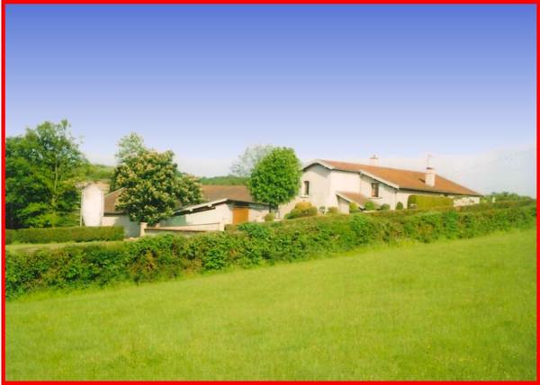 25 min de Montrond Les Bains : Corps de ferme - 230 m² hab - Dépendances - Piscine - 2,8 Ha de terrain !