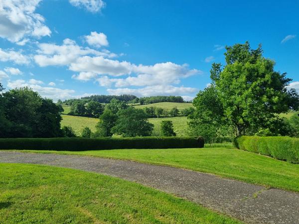 25 min de Montrond Les Bains : Corps de ferme - 230 m² hab - Dépendances - Piscine - 2,8 Ha de terrain !