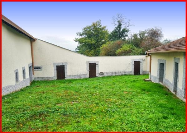 25 min de Montrond Les Bains : Corps de ferme - 230 m² hab - Dépendances - Piscine - 2,8 Ha de terrain !