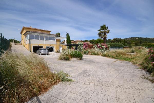 LEDENON

Venez découvrir cette grande villa individuelle au calme avec sa belle vue dégagée. ce bien est répartie sur trois niveaux bénéficie d’un cadre paisible et d’un fort potentiel, permettant la réalisation de nombreux projets : grande maison familiale, gîte, chambres d’hôtes ou encore accueil familial.

Le rez-de-chaussée se compose d’un garage, d’une grande pièce d’accueil / réception avec bar, d’une cuisine, d’une buanderie, de toilettes, d’un dressing, d’une chaufferie ainsi que de plusieurs espaces ateliers.

Au premier étage, vous trouverez une entrée, des toilettes, un cellier, une cuisine équipée et aménagée ouvrant sur une petite terrasse, ainsi qu’un séjour lumineux donnant accès à une belle véranda. Ce niveau comprend également deux chambres, un dressing et une salle d’eau.

Au deuxième étage, un bureau ouvert sur une mezzanine, une grande chambre ainsi qu’une salle d’eau avec toilettes complètent l’ensemble.

Le terrain, arboré et entièrement clôturé, est piscinable. Il dispose de nombreux espaces de stationnement.

Côté prestations techniques, la villa est équipée de panneaux photovoltaïques en autoconsommation avec revente, d’un plancher chauffant réversible ainsi que d’un forage. Pour les moments de détente, un jacuzzi 6 places est installé au rez-de-chaussée.

Une visite s’impose pour découvrir tout le potentiel de ce bien.