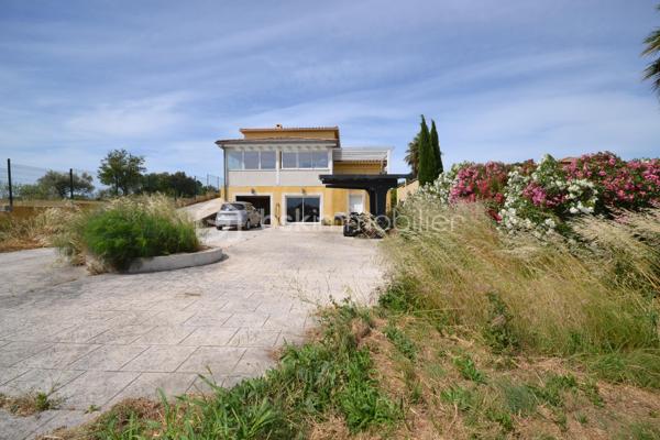 LEDENON

Venez découvrir cette grande villa individuelle au calme avec sa belle vue dégagée. ce bien est répartie sur trois niveaux bénéficie d’un cadre paisible et d’un fort potentiel, permettant la réalisation de nombreux projets : grande maison familiale, gîte, chambres d’hôtes ou encore accueil familial.

Le rez-de-chaussée se compose d’un garage, d’une grande pièce d’accueil / réception avec bar, d’une cuisine, d’une buanderie, de toilettes, d’un dressing, d’une chaufferie ainsi que de plusieurs espaces ateliers.

Au premier étage, vous trouverez une entrée, des toilettes, un cellier, une cuisine équipée et aménagée ouvrant sur une petite terrasse, ainsi qu’un séjour lumineux donnant accès à une belle véranda. Ce niveau comprend également deux chambres, un dressing et une salle d’eau.

Au deuxième étage, un bureau ouvert sur une mezzanine, une grande chambre ainsi qu’une salle d’eau avec toilettes complètent l’ensemble.

Le terrain, arboré et entièrement clôturé, est piscinable. Il dispose de nombreux espaces de stationnement.

Côté prestations techniques, la villa est équipée de panneaux photovoltaïques en autoconsommation avec revente, d’un plancher chauffant réversible ainsi que d’un forage. Pour les moments de détente, un jacuzzi 6 places est installé au rez-de-chaussée.

Une visite s’impose pour découvrir tout le potentiel de ce bien.