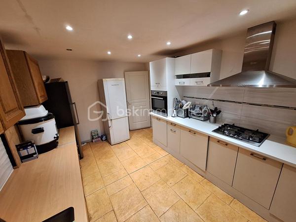 LEDENON

Venez découvrir cette grande villa individuelle au calme avec sa belle vue dégagée. ce bien est répartie sur trois niveaux bénéficie d’un cadre paisible et d’un fort potentiel, permettant la réalisation de nombreux projets : grande maison familiale, gîte, chambres d’hôtes ou encore accueil familial.

Le rez-de-chaussée se compose d’un garage, d’une grande pièce d’accueil / réception avec bar, d’une cuisine, d’une buanderie, de toilettes, d’un dressing, d’une chaufferie ainsi que de plusieurs espaces ateliers.

Au premier étage, vous trouverez une entrée, des toilettes, un cellier, une cuisine équipée et aménagée ouvrant sur une petite terrasse, ainsi qu’un séjour lumineux donnant accès à une belle véranda. Ce niveau comprend également deux chambres, un dressing et une salle d’eau.

Au deuxième étage, un bureau ouvert sur une mezzanine, une grande chambre ainsi qu’une salle d’eau avec toilettes complètent l’ensemble.

Le terrain, arboré et entièrement clôturé, est piscinable. Il dispose de nombreux espaces de stationnement.

Côté prestations techniques, la villa est équipée de panneaux photovoltaïques en autoconsommation avec revente, d’un plancher chauffant réversible ainsi que d’un forage. Pour les moments de détente, un jacuzzi 6 places est installé au rez-de-chaussée.

Une visite s’impose pour découvrir tout le potentiel de ce bien.