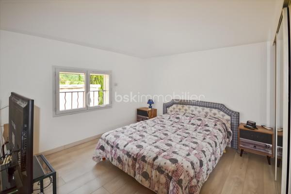 LEDENON

Venez découvrir cette grande villa individuelle au calme avec sa belle vue dégagée. ce bien est répartie sur trois niveaux bénéficie d’un cadre paisible et d’un fort potentiel, permettant la réalisation de nombreux projets : grande maison familiale, gîte, chambres d’hôtes ou encore accueil familial.

Le rez-de-chaussée se compose d’un garage, d’une grande pièce d’accueil / réception avec bar, d’une cuisine, d’une buanderie, de toilettes, d’un dressing, d’une chaufferie ainsi que de plusieurs espaces ateliers.

Au premier étage, vous trouverez une entrée, des toilettes, un cellier, une cuisine équipée et aménagée ouvrant sur une petite terrasse, ainsi qu’un séjour lumineux donnant accès à une belle véranda. Ce niveau comprend également deux chambres, un dressing et une salle d’eau.

Au deuxième étage, un bureau ouvert sur une mezzanine, une grande chambre ainsi qu’une salle d’eau avec toilettes complètent l’ensemble.

Le terrain, arboré et entièrement clôturé, est piscinable. Il dispose de nombreux espaces de stationnement.

Côté prestations techniques, la villa est équipée de panneaux photovoltaïques en autoconsommation avec revente, d’un plancher chauffant réversible ainsi que d’un forage. Pour les moments de détente, un jacuzzi 6 places est installé au rez-de-chaussée.

Une visite s’impose pour découvrir tout le potentiel de ce bien.