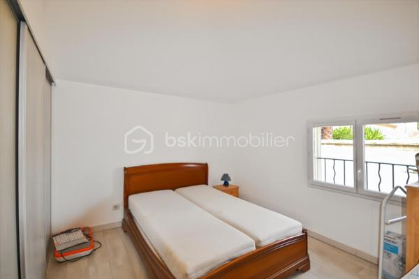 LEDENON

Venez découvrir cette grande villa individuelle au calme avec sa belle vue dégagée. ce bien est répartie sur trois niveaux bénéficie d’un cadre paisible et d’un fort potentiel, permettant la réalisation de nombreux projets : grande maison familiale, gîte, chambres d’hôtes ou encore accueil familial.

Le rez-de-chaussée se compose d’un garage, d’une grande pièce d’accueil / réception avec bar, d’une cuisine, d’une buanderie, de toilettes, d’un dressing, d’une chaufferie ainsi que de plusieurs espaces ateliers.

Au premier étage, vous trouverez une entrée, des toilettes, un cellier, une cuisine équipée et aménagée ouvrant sur une petite terrasse, ainsi qu’un séjour lumineux donnant accès à une belle véranda. Ce niveau comprend également deux chambres, un dressing et une salle d’eau.

Au deuxième étage, un bureau ouvert sur une mezzanine, une grande chambre ainsi qu’une salle d’eau avec toilettes complètent l’ensemble.

Le terrain, arboré et entièrement clôturé, est piscinable. Il dispose de nombreux espaces de stationnement.

Côté prestations techniques, la villa est équipée de panneaux photovoltaïques en autoconsommation avec revente, d’un plancher chauffant réversible ainsi que d’un forage. Pour les moments de détente, un jacuzzi 6 places est installé au rez-de-chaussée.

Une visite s’impose pour découvrir tout le potentiel de ce bien.