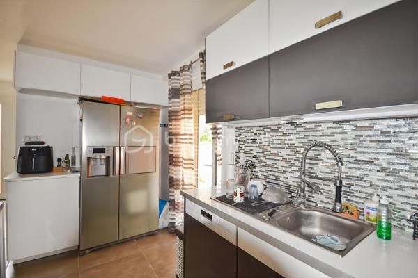 LEDENON

Venez découvrir cette grande villa individuelle au calme avec sa belle vue dégagée. ce bien est répartie sur trois niveaux bénéficie d’un cadre paisible et d’un fort potentiel, permettant la réalisation de nombreux projets : grande maison familiale, gîte, chambres d’hôtes ou encore accueil familial.

Le rez-de-chaussée se compose d’un garage, d’une grande pièce d’accueil / réception avec bar, d’une cuisine, d’une buanderie, de toilettes, d’un dressing, d’une chaufferie ainsi que de plusieurs espaces ateliers.

Au premier étage, vous trouverez une entrée, des toilettes, un cellier, une cuisine équipée et aménagée ouvrant sur une petite terrasse, ainsi qu’un séjour lumineux donnant accès à une belle véranda. Ce niveau comprend également deux chambres, un dressing et une salle d’eau.

Au deuxième étage, un bureau ouvert sur une mezzanine, une grande chambre ainsi qu’une salle d’eau avec toilettes complètent l’ensemble.

Le terrain, arboré et entièrement clôturé, est piscinable. Il dispose de nombreux espaces de stationnement.

Côté prestations techniques, la villa est équipée de panneaux photovoltaïques en autoconsommation avec revente, d’un plancher chauffant réversible ainsi que d’un forage. Pour les moments de détente, un jacuzzi 6 places est installé au rez-de-chaussée.

Une visite s’impose pour découvrir tout le potentiel de ce bien.