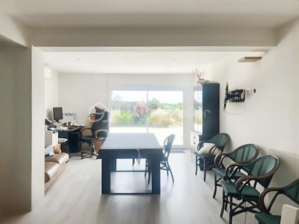 LEDENON

Venez découvrir cette grande villa individuelle au calme avec sa belle vue dégagée. ce bien est répartie sur trois niveaux bénéficie d’un cadre paisible et d’un fort potentiel, permettant la réalisation de nombreux projets : grande maison familiale, gîte, chambres d’hôtes ou encore accueil familial.

Le rez-de-chaussée se compose d’un garage, d’une grande pièce d’accueil / réception avec bar, d’une cuisine, d’une buanderie, de toilettes, d’un dressing, d’une chaufferie ainsi que de plusieurs espaces ateliers.

Au premier étage, vous trouverez une entrée, des toilettes, un cellier, une cuisine équipée et aménagée ouvrant sur une petite terrasse, ainsi qu’un séjour lumineux donnant accès à une belle véranda. Ce niveau comprend également deux chambres, un dressing et une salle d’eau.

Au deuxième étage, un bureau ouvert sur une mezzanine, une grande chambre ainsi qu’une salle d’eau avec toilettes complètent l’ensemble.

Le terrain, arboré et entièrement clôturé, est piscinable. Il dispose de nombreux espaces de stationnement.

Côté prestations techniques, la villa est équipée de panneaux photovoltaïques en autoconsommation avec revente, d’un plancher chauffant réversible ainsi que d’un forage. Pour les moments de détente, un jacuzzi 6 places est installé au rez-de-chaussée.

Une visite s’impose pour découvrir tout le potentiel de ce bien.