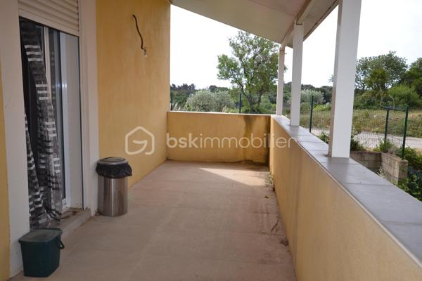 LEDENON

Venez découvrir cette grande villa individuelle au calme avec sa belle vue dégagée. ce bien est répartie sur trois niveaux bénéficie d’un cadre paisible et d’un fort potentiel, permettant la réalisation de nombreux projets : grande maison familiale, gîte, chambres d’hôtes ou encore accueil familial.

Le rez-de-chaussée se compose d’un garage, d’une grande pièce d’accueil / réception avec bar, d’une cuisine, d’une buanderie, de toilettes, d’un dressing, d’une chaufferie ainsi que de plusieurs espaces ateliers.

Au premier étage, vous trouverez une entrée, des toilettes, un cellier, une cuisine équipée et aménagée ouvrant sur une petite terrasse, ainsi qu’un séjour lumineux donnant accès à une belle véranda. Ce niveau comprend également deux chambres, un dressing et une salle d’eau.

Au deuxième étage, un bureau ouvert sur une mezzanine, une grande chambre ainsi qu’une salle d’eau avec toilettes complètent l’ensemble.

Le terrain, arboré et entièrement clôturé, est piscinable. Il dispose de nombreux espaces de stationnement.

Côté prestations techniques, la villa est équipée de panneaux photovoltaïques en autoconsommation avec revente, d’un plancher chauffant réversible ainsi que d’un forage. Pour les moments de détente, un jacuzzi 6 places est installé au rez-de-chaussée.

Une visite s’impose pour découvrir tout le potentiel de ce bien.